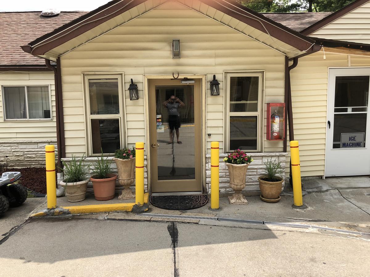 Gratiot View Motel Shields Экстерьер фото