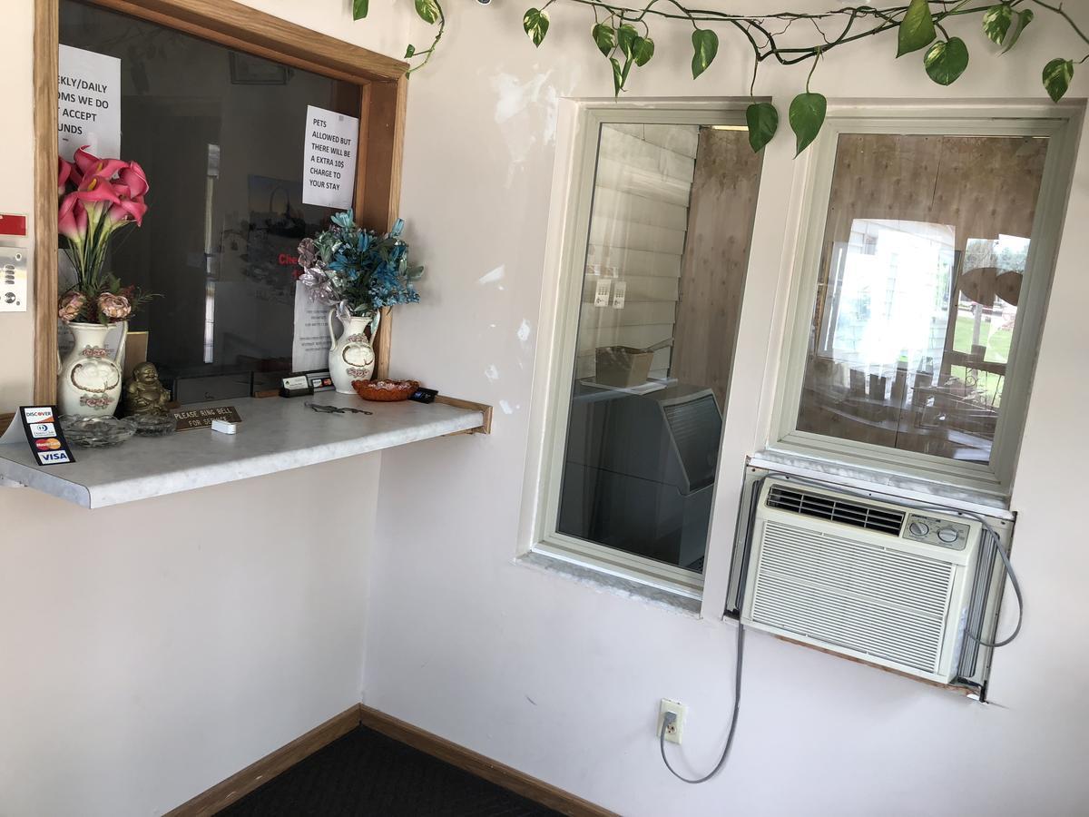 Gratiot View Motel Shields Экстерьер фото